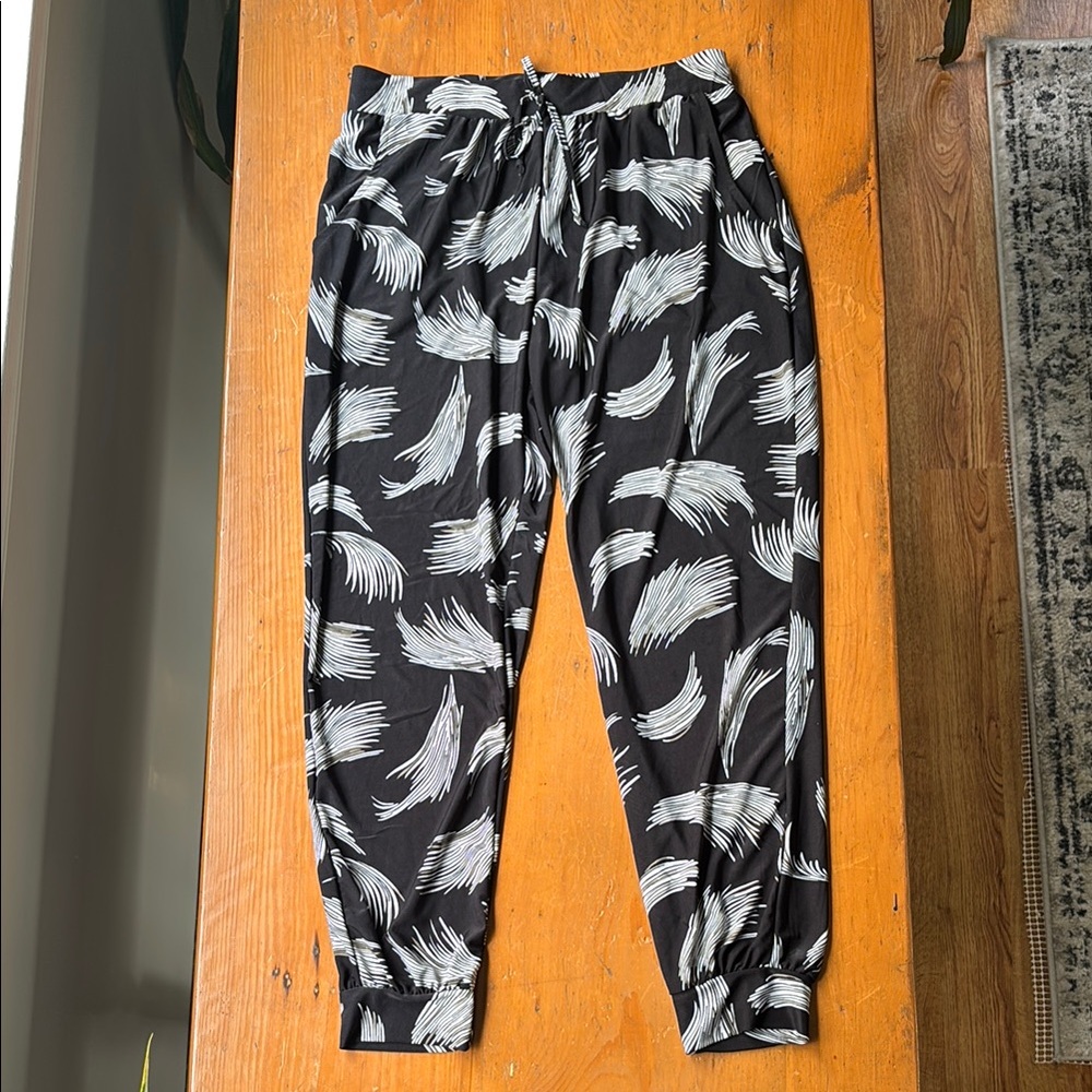 Black and White joggers with pockets